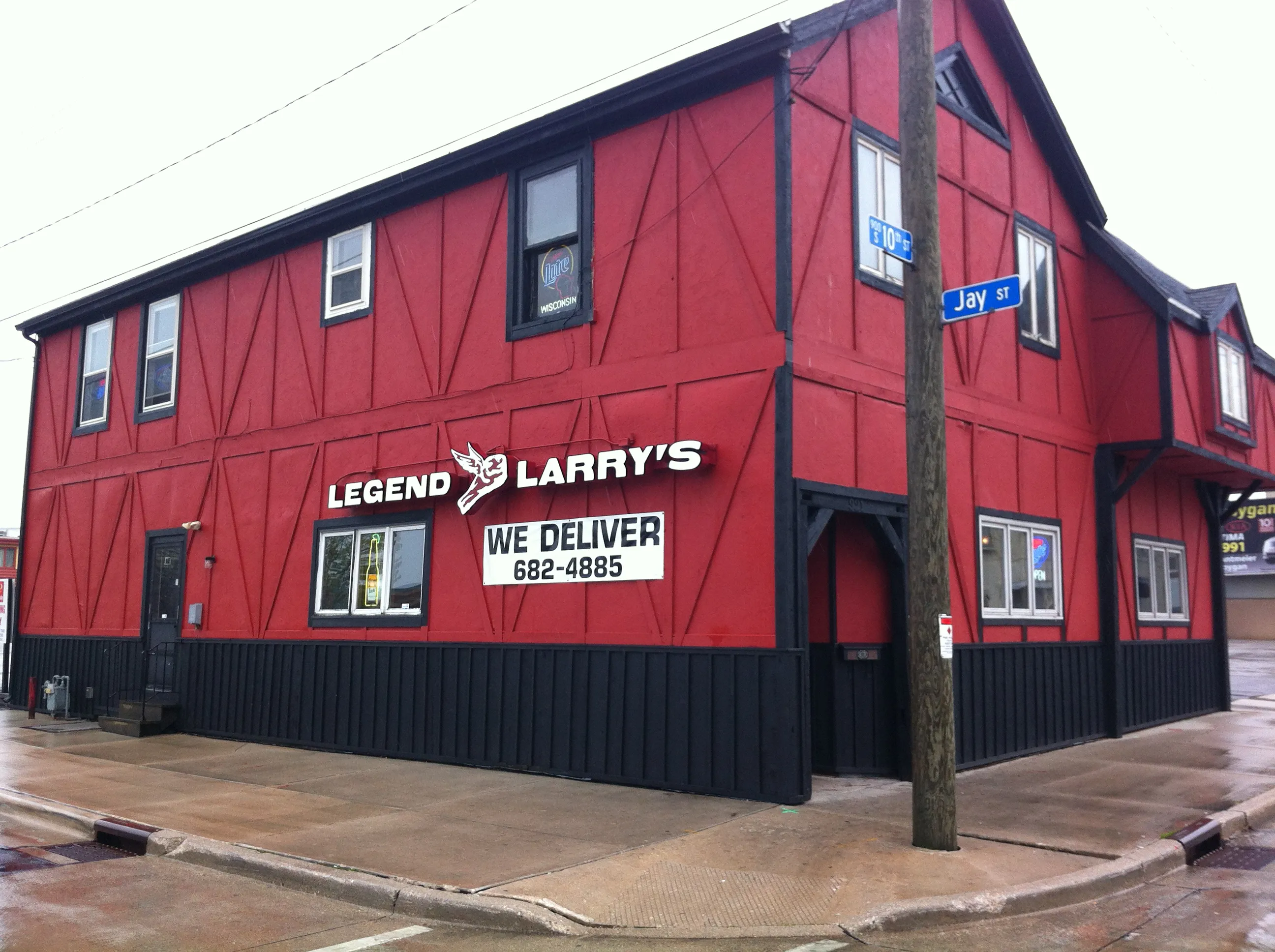 Exterior of Legend Larry's in Manitowoc, Wisconsin